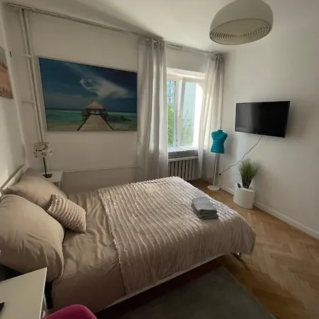 Metro Swietokrzyska Apartman *